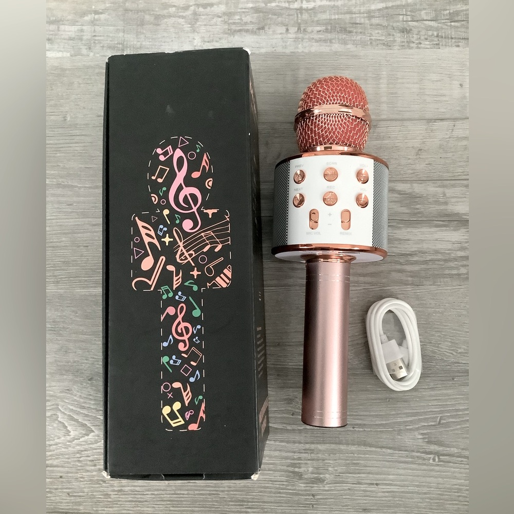 Wireless Handheld Bluetooth Karaoke Microphone
New in the box🌻